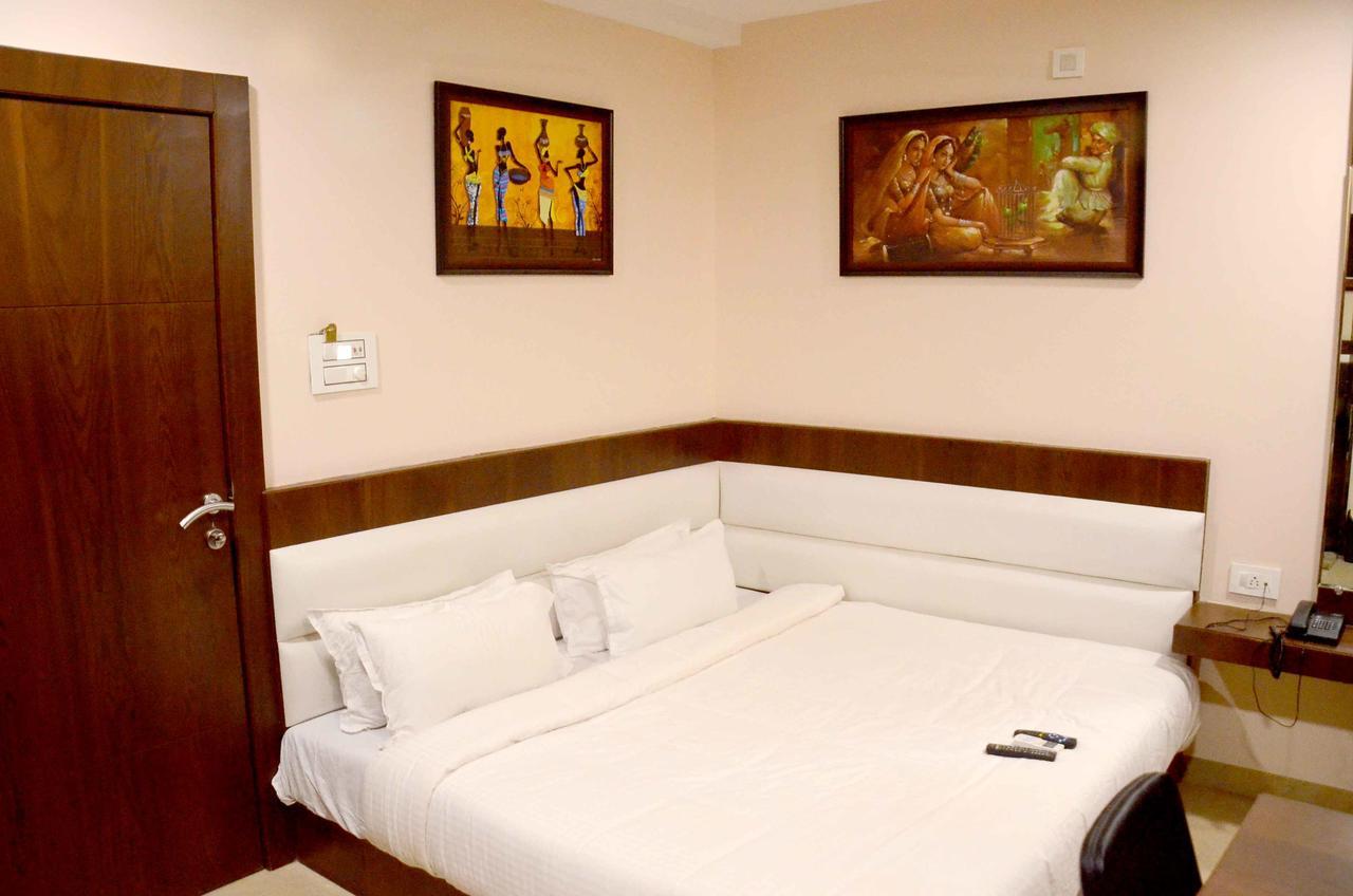 Hotel Shikhar Darshan Uddzsaín Kültér fotó