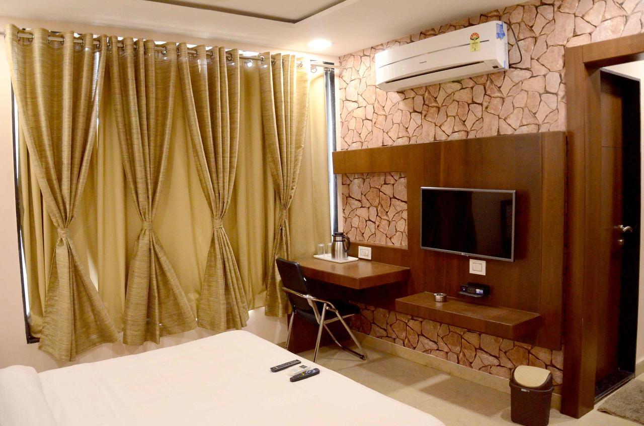 Hotel Shikhar Darshan Uddzsaín Kültér fotó